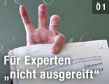 Zeugnis in einer Hand
