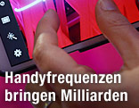Zwei Finger wischen über ein Smartphone