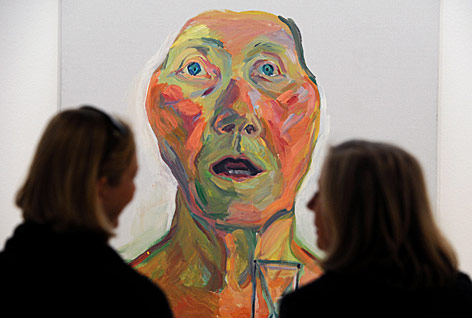 © APA/dpa/Lukas Barth Zwei Besucherinnen betrachten in einer Ausstellung ein Lassnig-Bild