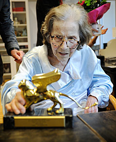 © APA/HBF/Julian Scharpf Maria Lassnig mit Goldenen Löwen bei der Preisverleihung in Venedig 2013