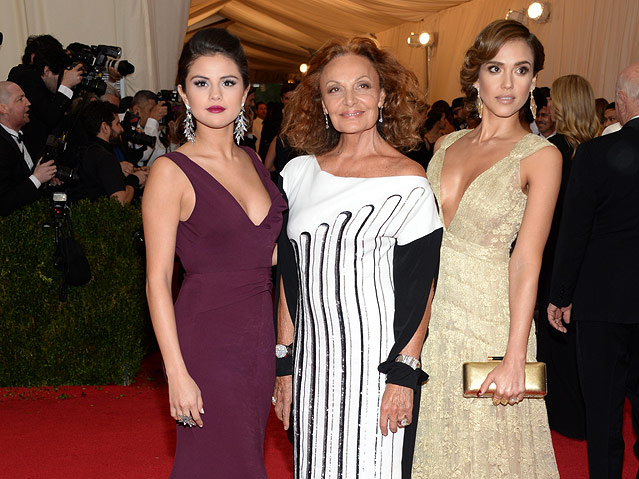 © APA/AP/Invision/Evan Agostini Selena Gomez, Diane von Furstenberg und Jessica Alba