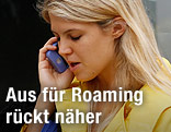 Frau telefoniert mit Handy