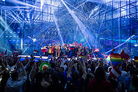© APA/EPA/Nikolai Linares Teilnehmer des Song Contests nach der Show auf der Bühne
