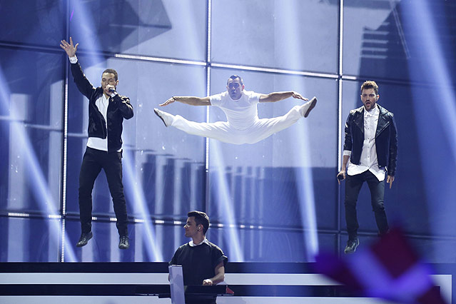 © APA/EPA/Jörg Carstensen Freaky Fortune feat. Risky Kidd performen "Rise Up" für Griechenland