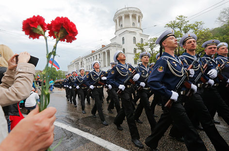 © Reuters/Maxim Shemetov Soldaten marschieren bei einer Parade auf der Krim