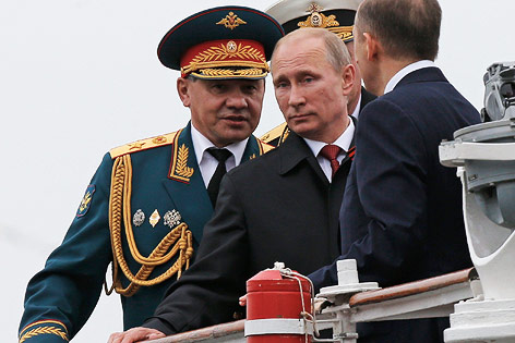 © Reuters/Maxim Shemetov Wladimir Putin und Verteidigungsminister Sergei Shoigu betrachten die Militärparade auf der Krim