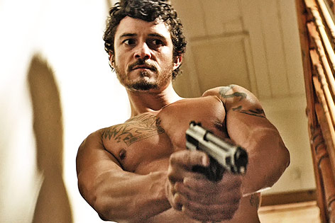 © Studio Hamburg Enterprises Szene aus dem Film "Zulu" zeigt Schauspieler Orlando Bloom mit Pistole