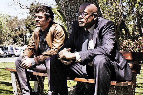 © Studio Hamburg Enterprises Szene aus dem Film "Zulu" zeigt die Schauspieler Orlando Bloom und Forrest Whitaker auf einer Bank