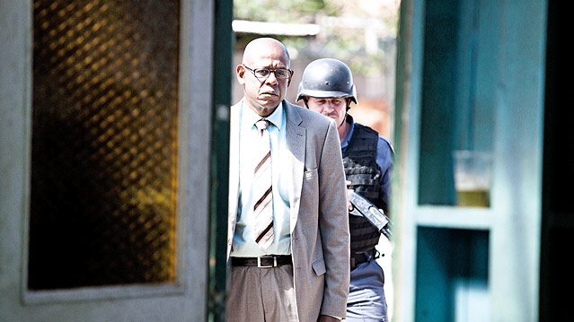 © Studio Hamburg Enterprises Szene aus dem Film "Zulu" zeigt Schauspieler Forrest Whitaker mit einem Polizisten