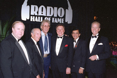© AP/Fred Jewell Radiolegende Casey Kasem mit Kollegen in der Radio Hall of Fame