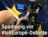 Kameramann vor EU-Flagge