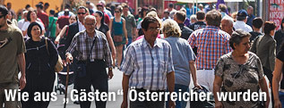 Menschen auf der Favoritenstraße