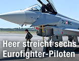 Ein Pilot geht von einem Eurofighter Typhoon weg