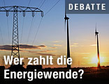 Strommasten neben Windrädern bei Sonnenuntergang
