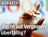 Erhobener Zeigefinger vor dem Google-Logo