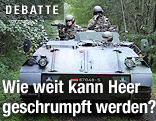 Soldaten in einem Panzerfahrzeug