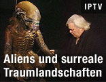 HR Giger mit einer "Alien"-Figur