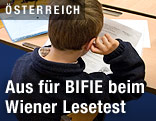 Lesender Volkssch&uuml;ler