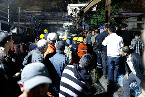 © APA/EPA/Tolga Bozoglu Minenarbeiter, Angehörige und Rettungskräfte warten vor Mineneingang