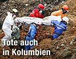 Rettungskr&auml;fte tragen eine Leiche