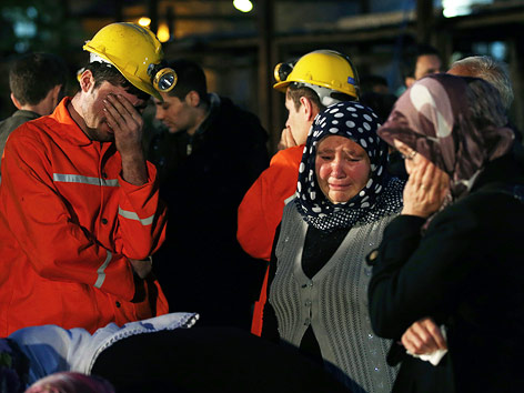 © APA/AP/Emrah Gurel Trauernde Minenarbeiter und Angehörige