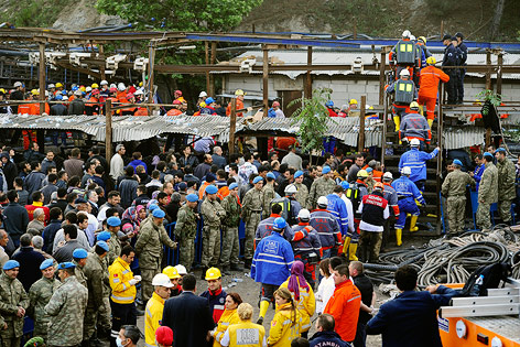 © APA/AP/Emre Tazegul Minenarbeiter und Rettungskräfte