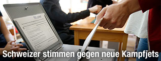 Hand mit Stimmzettel
