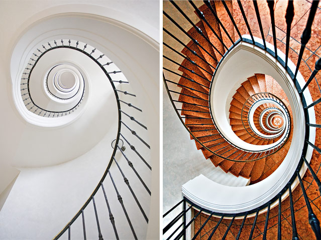 Zwei Fotos zeigen den Blick nach oben und nach unten in einem spiralförmigen Stiegenhaus
