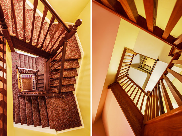 Zwei Fotos zeigen den Blick nach oben und nach unten in einem spiralförmigen Stiegenhaus