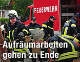 Feuerwehr bei Aufräumarbeiten