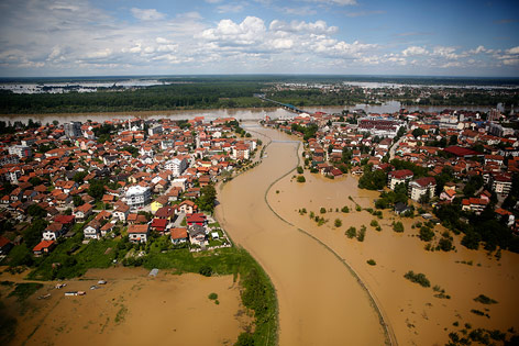 © Reuters/Dado Ruvic Luftaufnahme der überfluteten Stadt Brcko