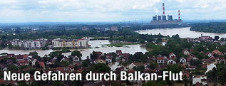 &Uuml;berflutete serbische Stadt Obrenovac mit Kraftwerk im Hintergrund