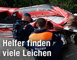 Helfer mit Rettungsbooten