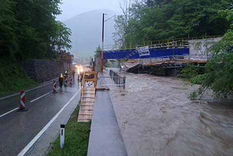 © FF Frankenfels Umgerissenes Baugerüst in Frankenfels im Bezirk St. Pölten