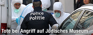 Forensiker und ein Polizist
