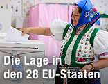 Eine ungarische W&auml;hlerin in Tracht im Wahllokal