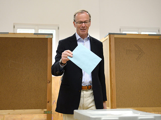 © APA/Roland Schlager Freund bei der Stimmabgabe