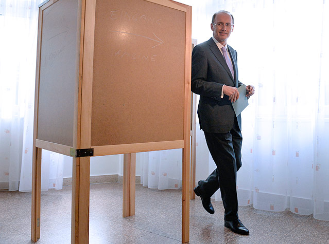 © APA/Hans Klaus Techt ÖVP-Spitzenkandidat Othmar Karas bei der Stimmabgabe