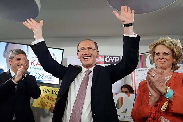 © APA/Georg Hochmuth ÖVP-Spitzenkandidat Othmar Karas und ÖVP-Chef Michael Spindelegger jubeln