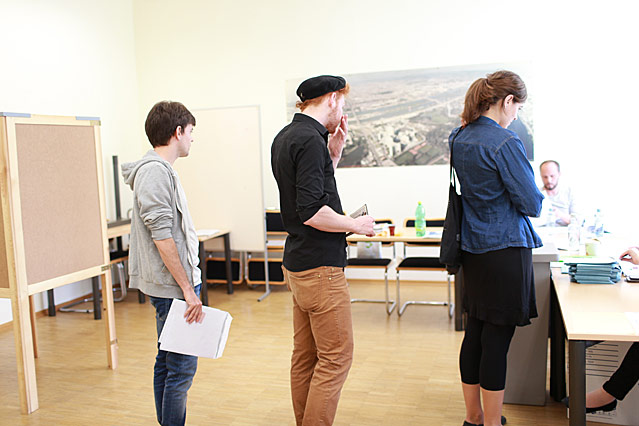 © ORF.at/Roland Winkler Wähler bei der Stimmabgabe