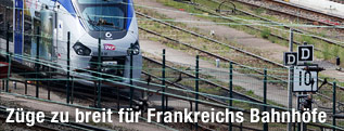 SNCF-Zug fährt in einen Bahnhof ein