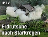 Erdmassen reißen ein Haus weg