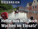 Feuerwehrmänner im Boot
