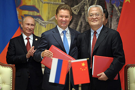 © APA/ EPA/Ria Novosti/Alexey Druginyn Putin mit den Chefs von Gasprom und China National Petroleum Corp nach der Unterzeichnung des Vertrages
