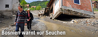 Zur Seite gekippter Rohbau eines Einfamilienhauses