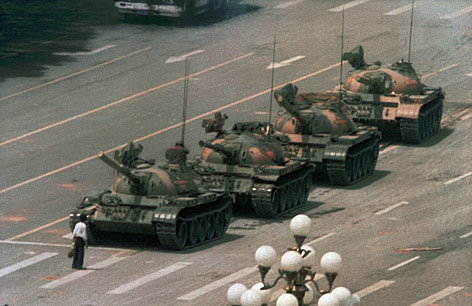 © AP/Jeff Widener Ein Chinese stellt sich Panzern in den Weg