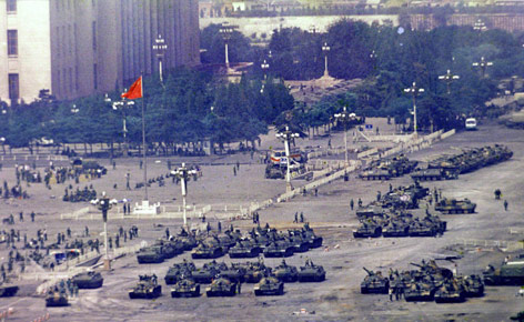 © AP/Jeff Widener Panzer einen Tag nach dem Massaker auf dem Platz des himmlischen Friedens