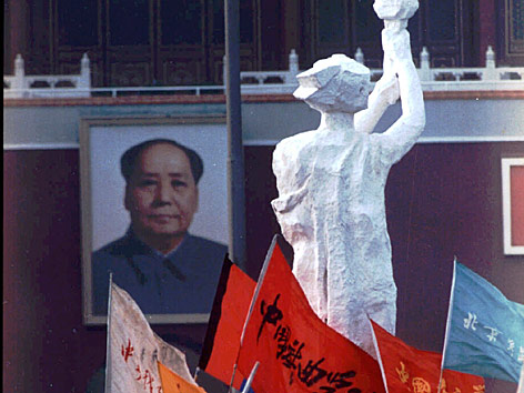 © AP/Jeff Widener Statue auf dem Platz des Friedens