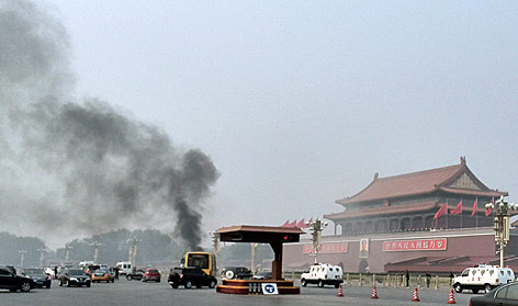 © Reuters/Staff Eine Rauchsäule steigt am Tiananmen-Platz nach einem Anschlag auf