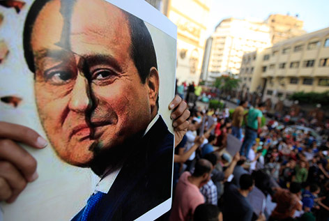 © Reuters/Amr Dalsh Plakat mit einer Fotomontage aus den gesichtern von Ägyptens ehemaligen Machthaber Hosni Mubarak und dem Militärchef Abdel Fattah al-Sisi